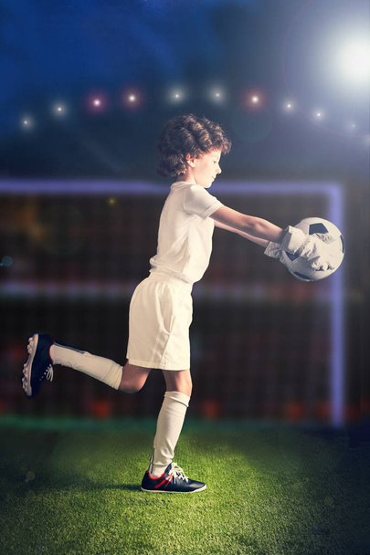 Calcio, azione, palla. Ritratto di calciatore che colpisce la palla sullo sfondo dello stadio
 - Foto, immagini