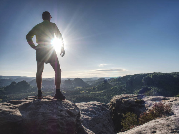 Trail corredor atleta hombre. Entrenamiento de persona delgada en montañas
 - Foto, Imagen