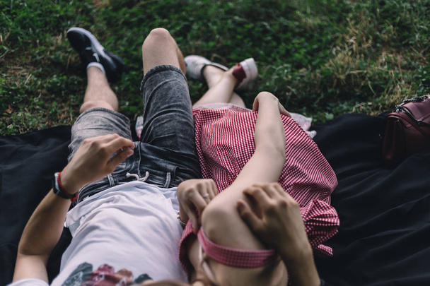 szczęśliwa para leżąca na trawie szczęśliwy - Zdjęcie, obraz