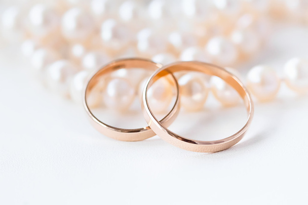 Anéis de casamento nas pérolas
 - Foto, Imagem