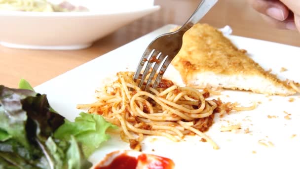Mangiare spaghetti con salsa di pomodoro e manzo su piatto bianco
 - Filmati, video