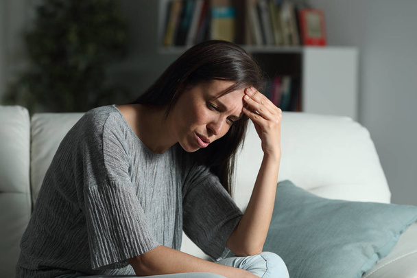 Woman at home suffering head ache in the night - Foto, Bild