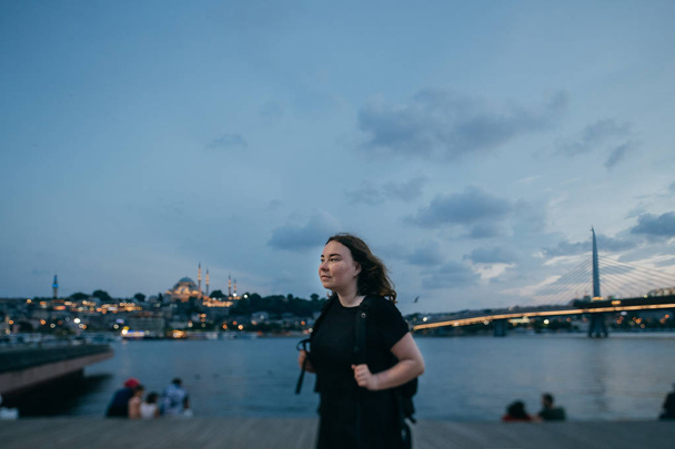 Девушка на закате на набережной на фоне информаторов
 - Фото, изображение