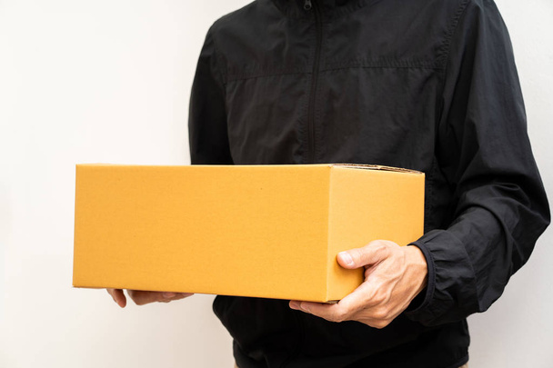 Unbekannter Mann liefert Paketkasten aus - Foto, Bild