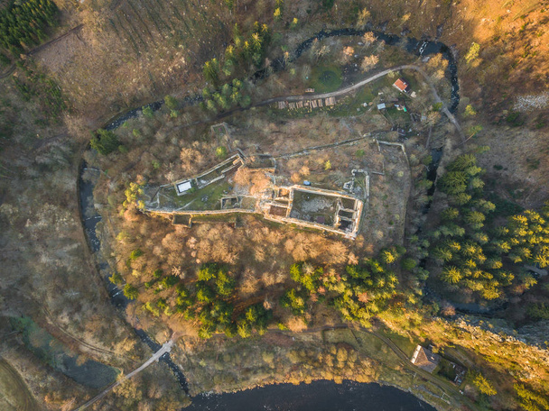 ディブチの仮面は、セスキー・クルムロフ地区のクレムツェの町の近くにあるゴシック様式の城の遺跡です。それはヴルタヴァ川の近くの3つの側面に囲まれた岩の丘の上に470メートルの高度に立っています. - 写真・画像