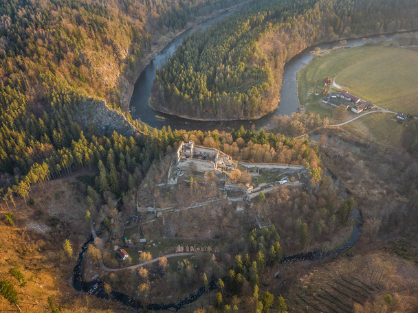 Divci kamen is a ruin of a Gothic castle near the town of Kremze in the Cesky Krumlov district. Он стоит на высоте 470 м на скалистом холме, окруженном с трех сторон рекой Влтава.
. - Фото, изображение