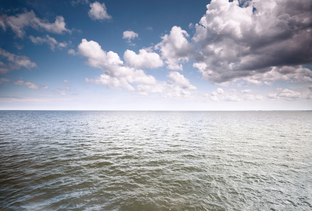 Céu azul nublado acima de uma superfície do mar - Foto, Imagem