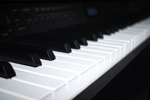 Imagen de primer plano del teclado del piano eléctrico
. - Foto, imagen