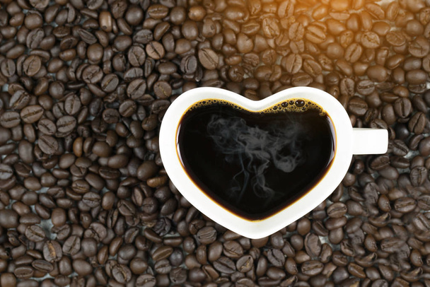 ylhäältä näkymä kahvikupin sydämen muodon kahvipapujen
  - Valokuva, kuva
