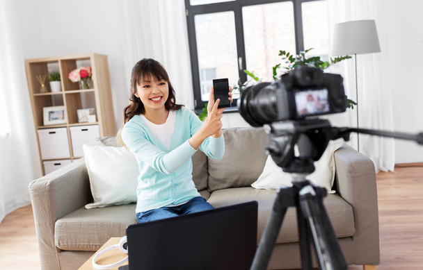 female blogger makes video blog of smartphone - Foto, Imagen