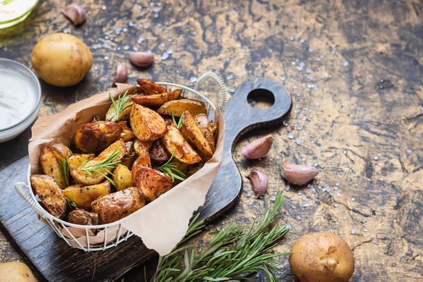 gebackene junge Kartoffeln im rustikalen Stil mit saurer Sahne - Foto, Bild