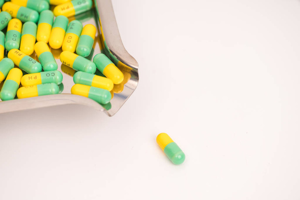 Medikamentenkapsel auf medizinischem Tablett auf weißem Hintergrund - Foto, Bild