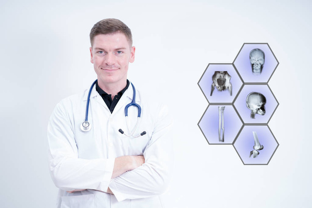 homem branco médico com estetoscópio sobre fundo branco
 - Foto, Imagem