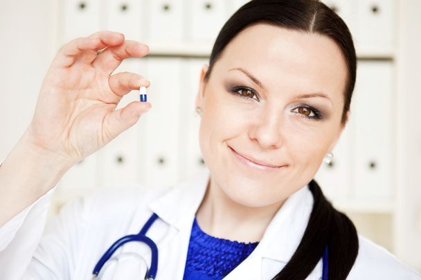 Doctor woman holding pill - Foto, Imagem