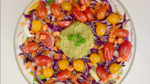 ανάμεικτη σαλάτα με ντομάτες, καρότα, λάχανο που χύνεται από ελαιόλαδο  - Πλάνα, βίντεο