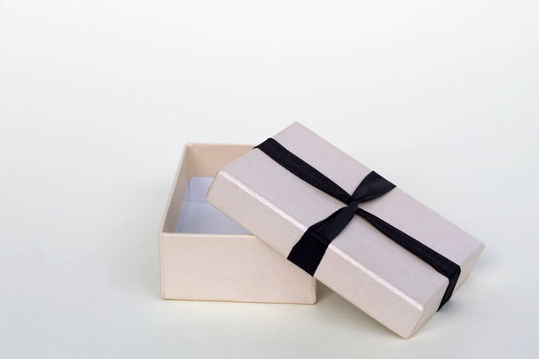 Box mit Band und Schleife isoliert auf weißem Hintergrund - Foto, Bild