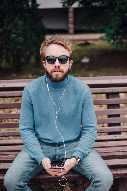 jovem hipster gay homem ouvindo música fones de ouvido
 - Foto, Imagem