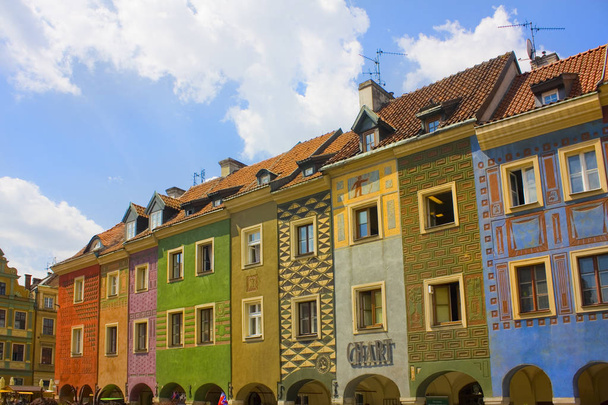 Poznan, Polen-20 juni 2019: veelkleurige oude huizen op het centrale plein in Poznan - Foto, afbeelding