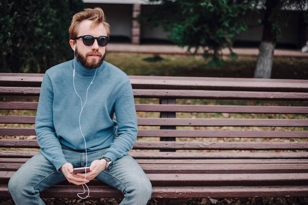 Joven hipster gay hombre escuchar música auriculares
 - Foto, imagen