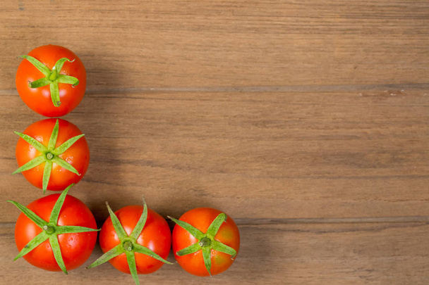 frische Tomaten auf hölzernem Hintergrund - Foto, Bild