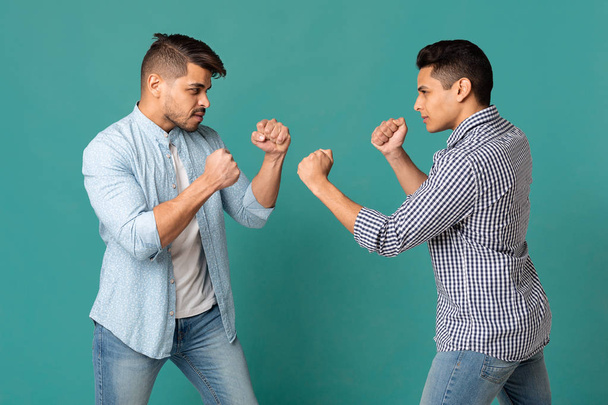 Deux hommes arabes debout avec des poings serrés prêts à se battre
 - Photo, image