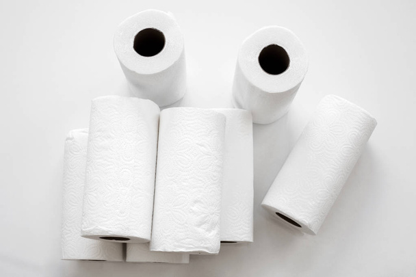 Rollos de papel higiénico aislados en blanco - Foto, Imagen