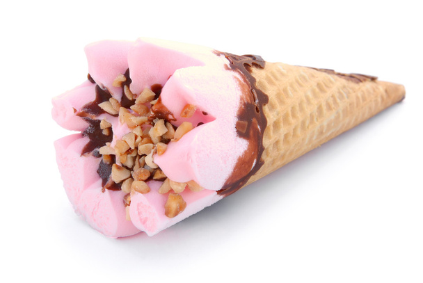 Cone de sorvete de sabor de morango em branco com caminho de recorte
 - Foto, Imagem