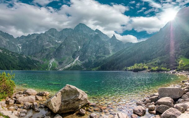Berrak güneşli bir günde Morske Oko gölünün (Deniz Gözü) güzel manzarası, Zakopane, Polonya, Yüksek Tatras - Fotoğraf, Görsel