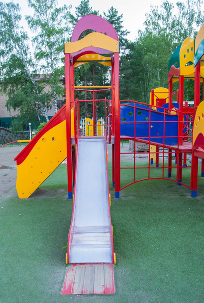 夏の公園で屋外でスライドやスイングとカラフルな子供の遊び場 - 写真・画像