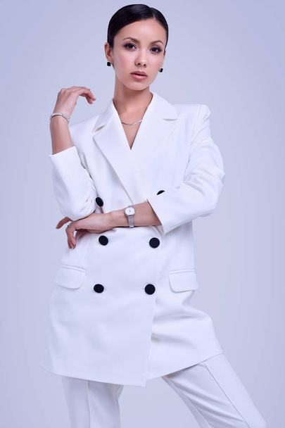 Mulheres latinas lindo na moda terno branco
 - Foto, Imagem