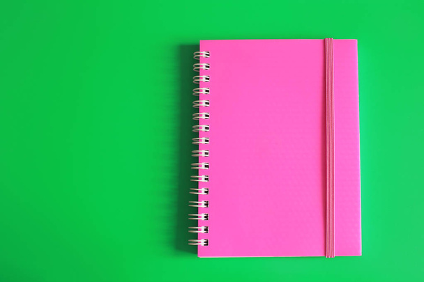 Jugoso bloc de notas rosa y espacio para notas sobre un fondo brillante
 - Foto, Imagen