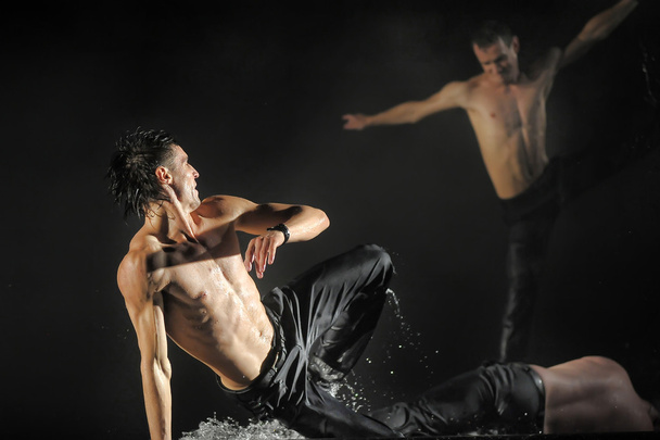 Male dancers in the rain - Valokuva, kuva