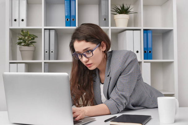 Focused office worker using laptop - Foto, imagen