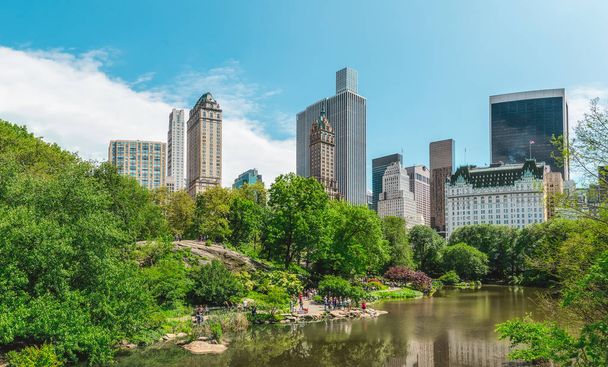 New York/USA - May 25, 2019 Panoramic View Manhattan Skyline From New York's City Central Park - Foto, imagen
