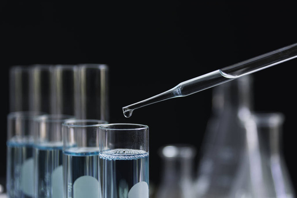 Скляні лабораторні хімічні пробірки з рідиною для аналітичних
  - Фото, зображення