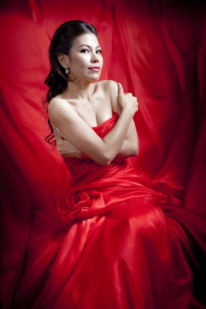 赤いドレスで美しいアジア女性 - 写真・画像