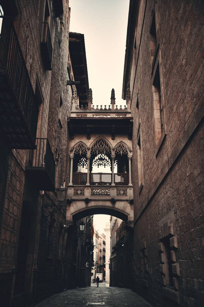 Pont del Bisbe in de Gotische wijk in Barcelona - Foto, afbeelding