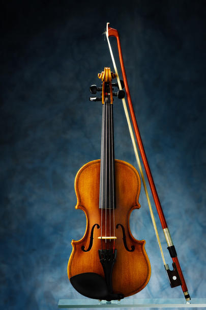 Violin with bow on blue background - Foto, Imagem