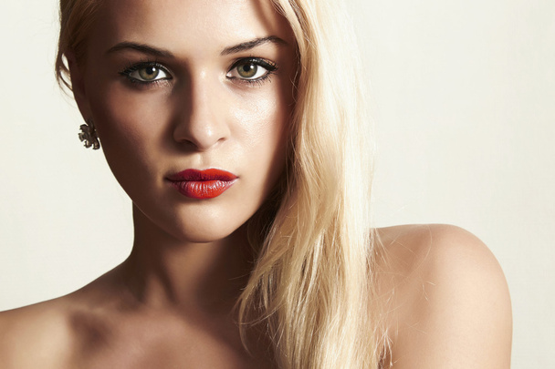 Hermosa mujer rubia con labios rojos
 - Foto, Imagen