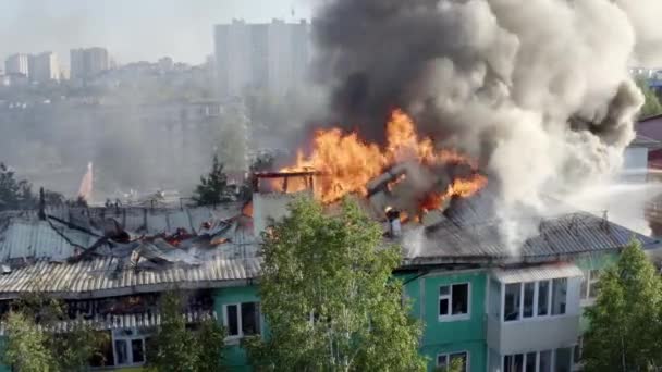 Techo ardiente de un edificio residencial de gran altura, nubes de humo del fuego. vista superior
 - Imágenes, Vídeo