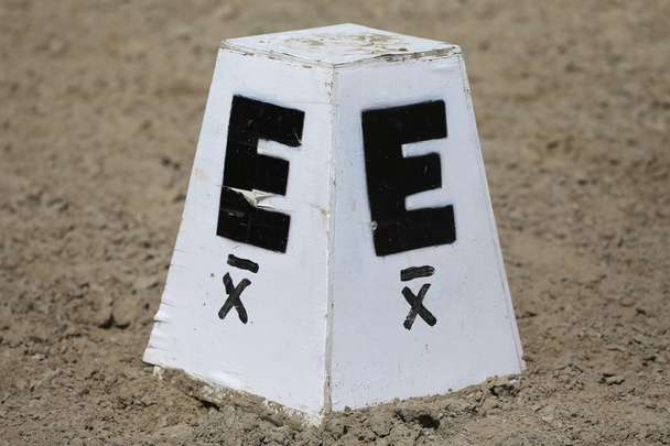 Riferimenti alfabetici di un'arena ippodromica nella sabbia
 - Foto, immagini