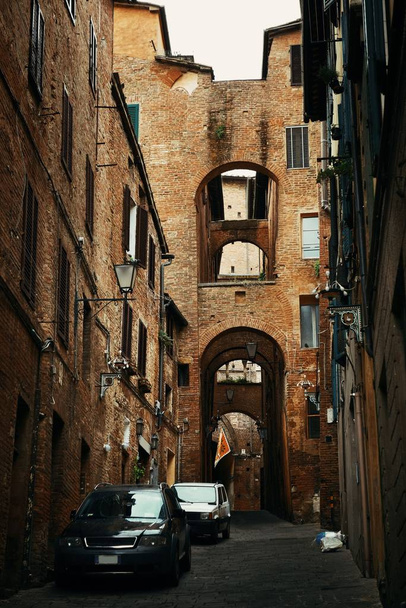 Siena street obloukem - Fotografie, Obrázek