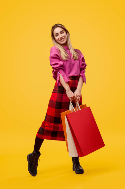 Trendy woman posing with shopping bags - Fotó, kép
