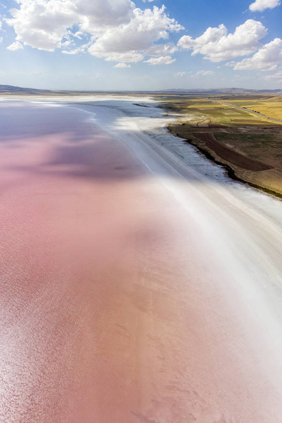 Vista aérea del lago Tuz, Tuz Golu. Salt Lake. Agua salada roja y rosada. Es el segundo lago más grande de Turquía y uno de los lagos hipersalinos más grandes del mundo. Se encuentra en la Región Central de Anatolia, Ankara, Aksaray, Konya
. - Foto, imagen
