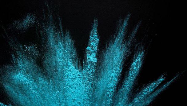 Congelar movimento de pó azul jogando no fundo preto
 - Foto, Imagem