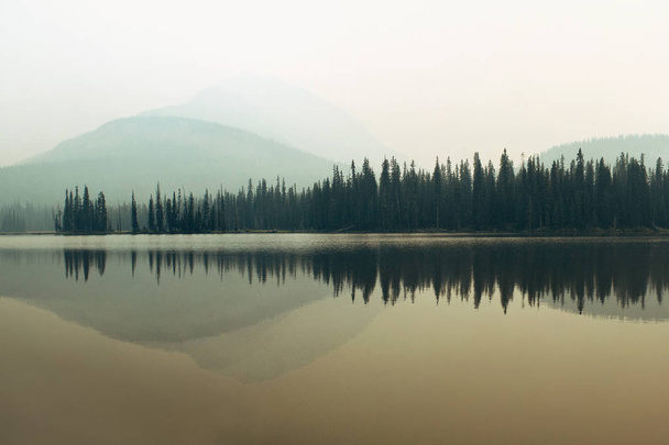 Mgliste górskie jezioro - Zdjęcie, obraz