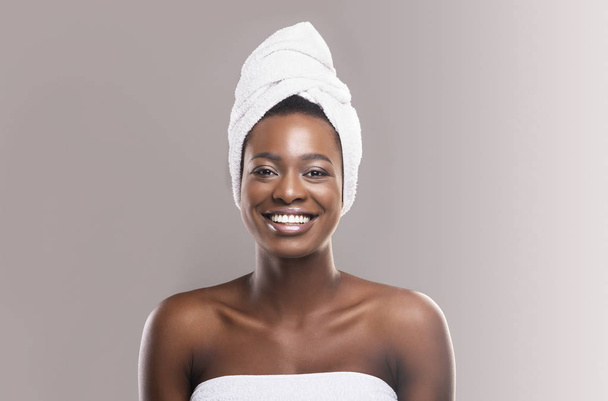 Hermosa mujer africana joven envuelta en toalla de baño blanca
 - Foto, imagen