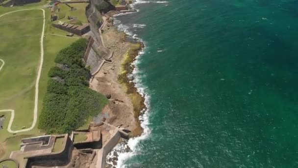 Сан-Крібаль фортеця уздовж Північної берегової лінії старого Сан-Хуан, Пуерто-Ріко з повітряної видом на Сан-Крібаль фортеця вздовж північного узбережжя старого Сан-Хуан, Пуерто-Ріко - Кадри, відео