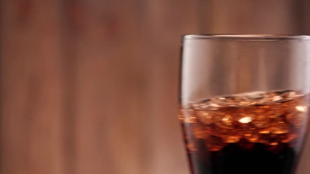 Cola in glass - Πλάνα, βίντεο