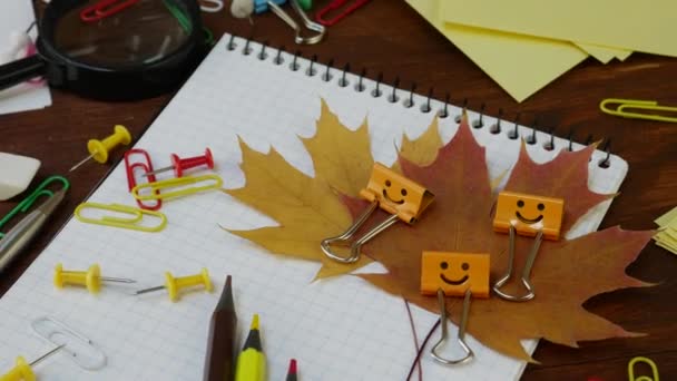Sonrisas Amarillo Binder Clip con hojas de arce caídas
 - Imágenes, Vídeo